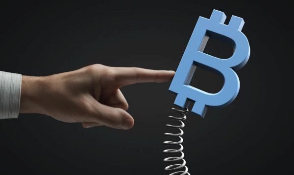 
                    Биткоин может готовиться к короткому сжатию на $15 млрд                