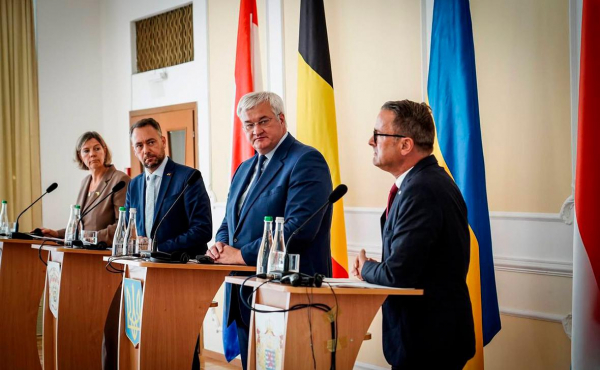 FT узнала о планах стран Запада создать три линии обороны на Украине
FT узнала о планах стран Запада создать три линии обороны на Украине