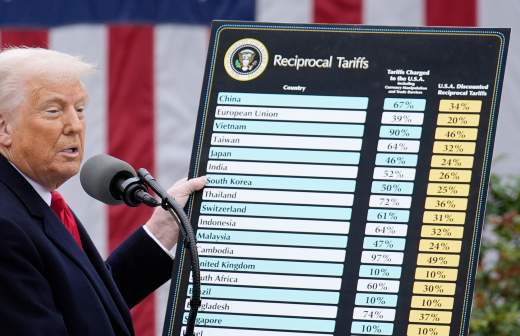 
                    Более половины семей в США обвинили политику Трампа в их финансовых трудностях

        