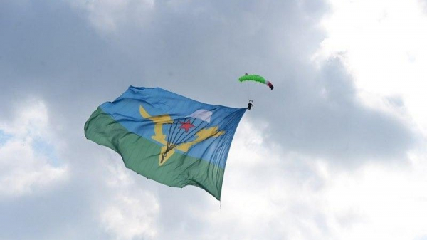Уральский парашютист развернул в небе самый большой флаг ВДВ площадью 1200 кв м (ФОТО)
