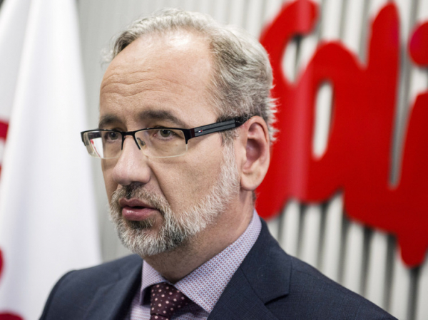 Экс-министра здравоохранения Польши отпинали ногами за ковидные ограничения