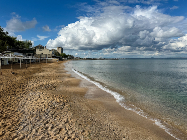 Молодые люди облили водой пенсионера на пляже и довели его до госпитализации