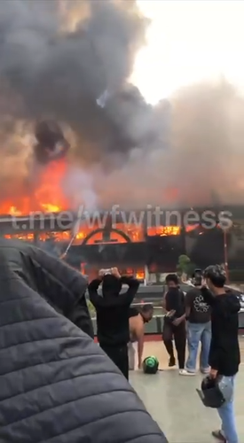 Протесты в Джакарте: демонстранты штурмуют здание парламента Протесты в Джакарте: демонстранты штурмуют здание парламента