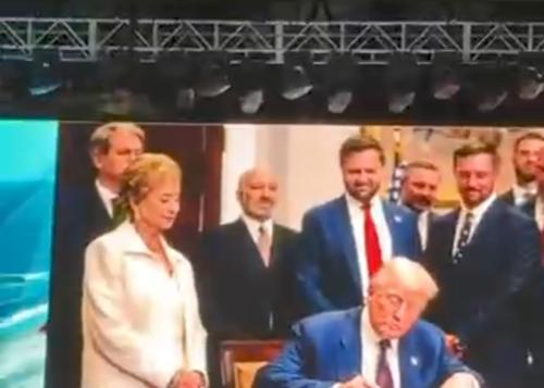 Трампа освистали на турнире по рестлингу