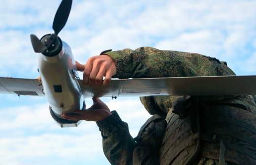 
                    Жилой дом загорелся в результате падения обломков БПЛА ВСУ в Курской области

        