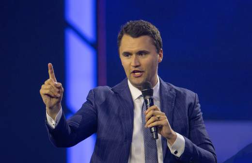 Директор ФБР сообщил о задержании обвиняемого в убийстве Чарли Кирка
Директор ФБР сообщил о задержании обвиняемого в убийстве Чарли Кирка