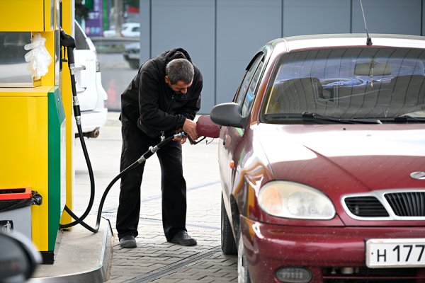 АЗС в регионах стали ограничивать отпуск бензина АЗС в регионах стали ограничивать отпуск бензина
