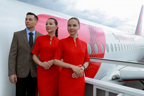 Мода на высоте: Кто из знаменитых кутюрье создавал униформу для стюардесс Мода на высоте: Кто из знаменитых кутюрье создавал униформу для стюардесс