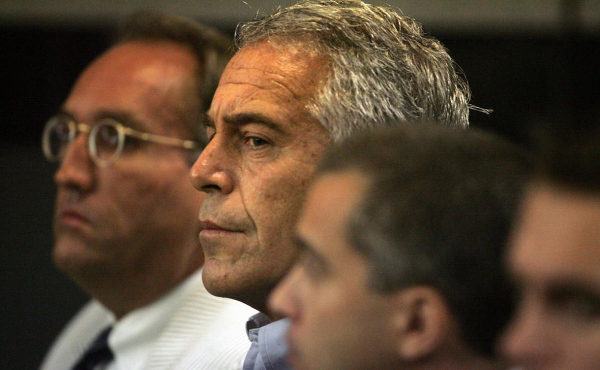 
                    Белый дом опроверг информацию об открытке Трампа Эпштейну
                