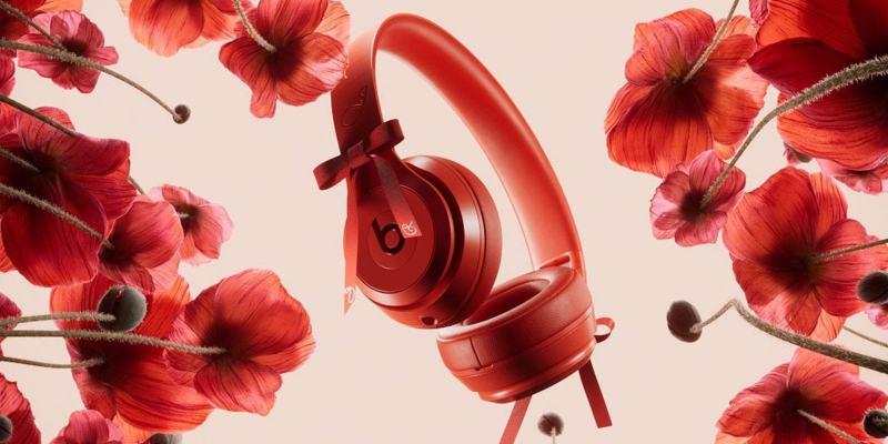 Beats и Дженни из BLACKPINK представили наушники Solo 4 — с красными бантиками