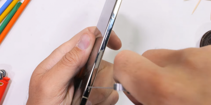 Блогер попытался согнуть iPhone Air — потребовался кран