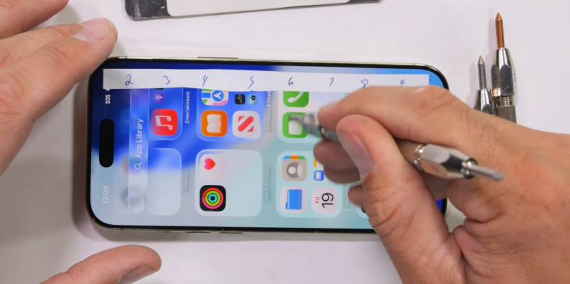 Блогер попытался согнуть iPhone Air — потребовался кран