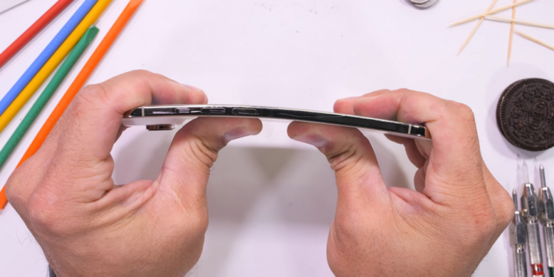Блогер попытался согнуть iPhone Air — потребовался кран