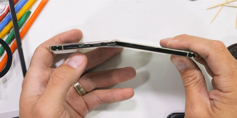 Блогер попытался согнуть iPhone Air — потребовался кран