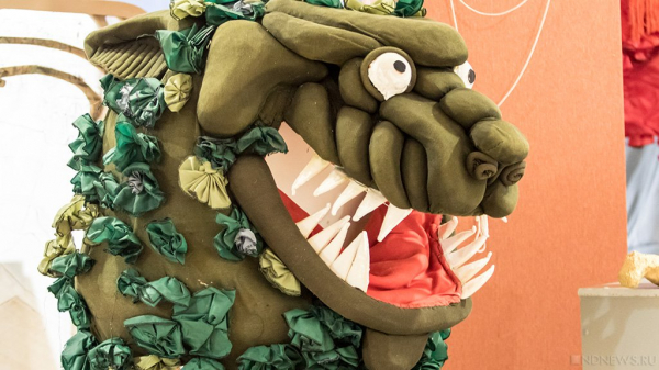 Из-за редкого заболевания женщина полвека прожила среди рептилоидов