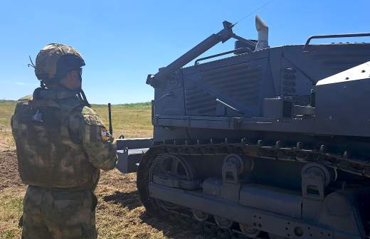 Лейтенант Платонов в составе экипажа танка оказал поддержку штурмовикам в зоне СВО
Лейтенант Платонов в составе экипажа танка оказал поддержку штурмовикам в зоне СВО