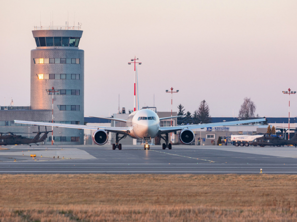 Крупнейший аэропорт Польши неожиданно прекратил работу
