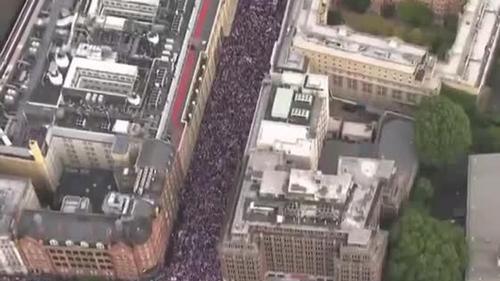 Сотни тысяч англичан вышли на улицы против исламистов и нелегалов, захватывающих Англию