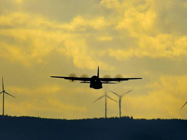 В европейской стране неизвестные обстреляли из пиротехники самолет