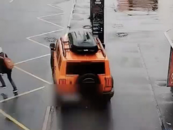 В Петербурге внедорожник сбил двух человек на остановке