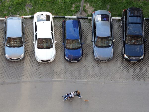 В подмосковном городе на фоне взрывов повреждены несколько машин