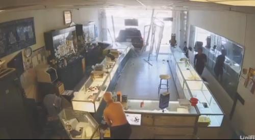 Вооружённое ограбление в Калифорнии: банда угнала машину и разгромила ювелирный магазин Вооружённое ограбление в Калифорнии: банда угнала машину и разгромила ювелирный магазин