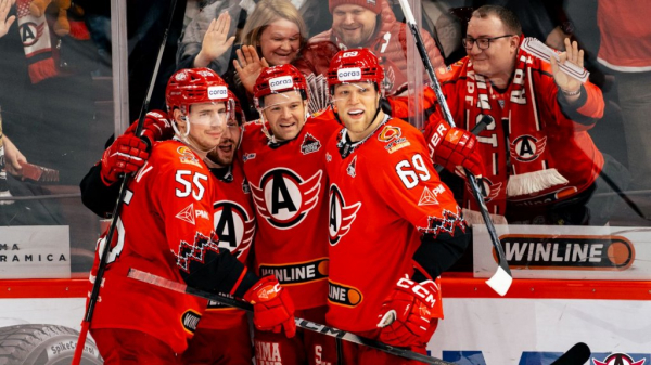 «Автомобилист» победил «Трактор» в первой игре Голышева после возвращения