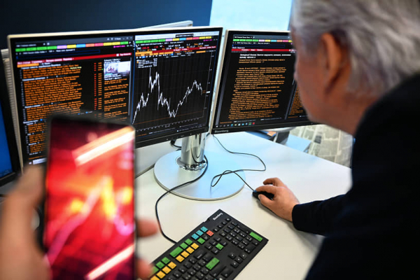 
                Акции подыграли санкциям
            