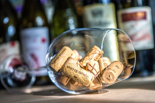 В России заметно снизилось производство алкогольных напитков. Почему это происходит? В России заметно снизилось производство алкогольных напитков. Почему это происходит?