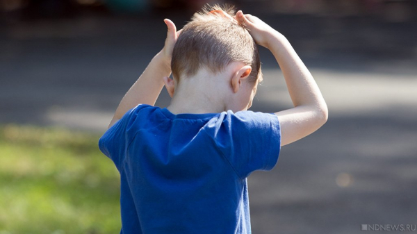 В одном из скверов Еманжелинска прохожие обнаружили раздетых детей В одном из скверов Еманжелинска прохожие обнаружили раздетых детей