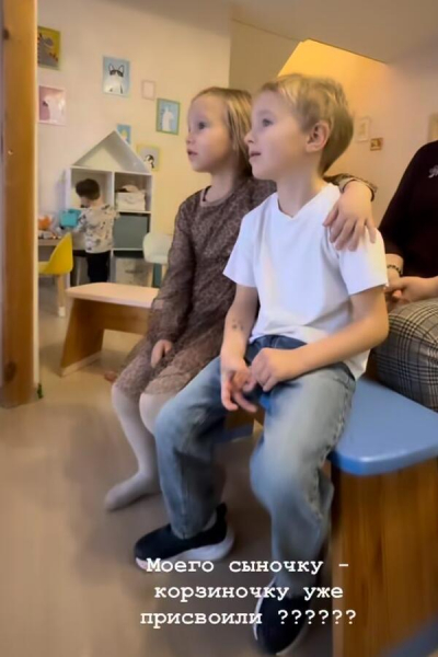 Подольская показала подружку младшего сына, которая его «присвоила» Подольская показала подружку младшего сына, которая его «присвоила»