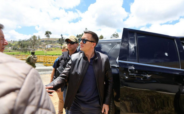 Протестующие атаковали кортеж президента Эквадора
Протестующие атаковали кортеж президента Эквадора