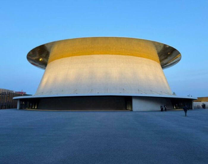 Без фотошопа: в Сети показали 15 забавных кадров, которые кажутся отредактированными