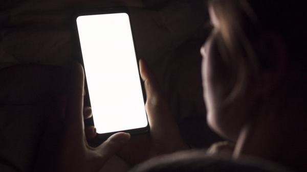 Врачи предупредили о риске лишиться зрения во время ночного скроллинга соцсетей Врачи предупредили о риске лишиться зрения во время ночного скроллинга соцсетей