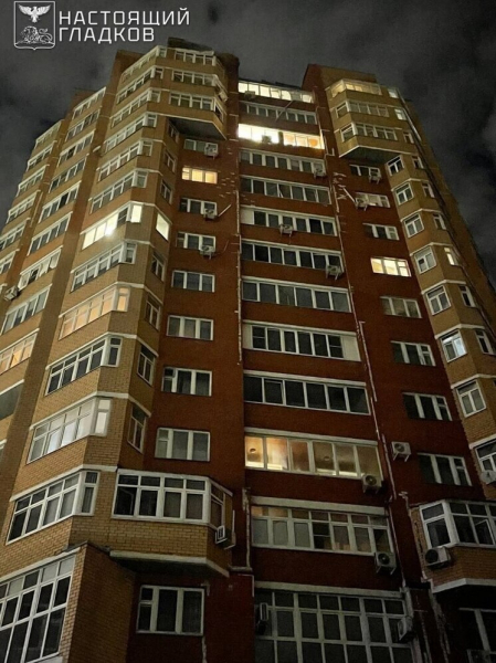 Обломки украинского БПЛА врезались в многоэтажку в городе Старый Оскол