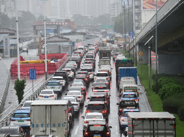 Одну из главных трасс Китая сковала пробка длиной в несколько десятков километров