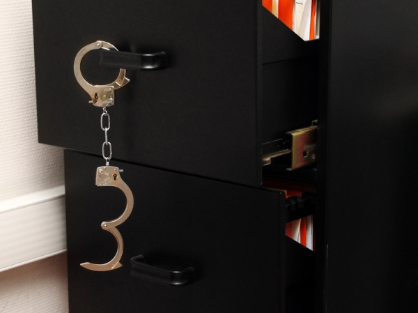 Правозащитница обвинила известного премьер-министра в изнасиловании