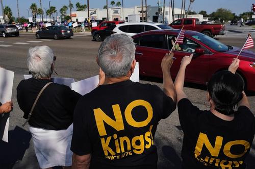 «Тяжело видеть, как страна, которую ты любишь, скатывается к фашизму»: в США прошли массовые протесты против Дональда Трампа – реакция мировых СМИ «Тяжело видеть, как страна, которую ты любишь, скатывается к фашизму»: в США прошли массовые протесты против Дональда Трампа – реакция мировых СМИ