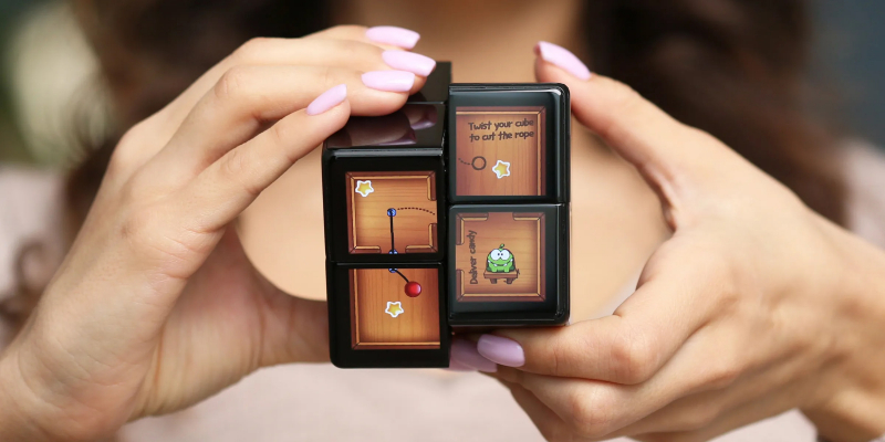 Вышел WOWCube — кубик Рубика с ЖК-экранами, на котором можно играть в 2048 и другие игры