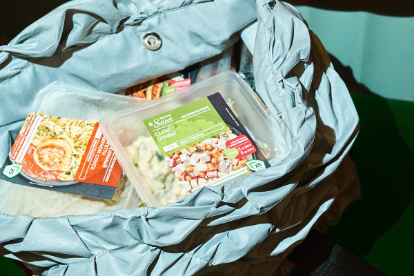 X5 и дизайнер Анастасия Селиванова создали модную сумку для готовой еды (ФОТО) X5 и дизайнер Анастасия Селиванова создали модную сумку для готовой еды (ФОТО)