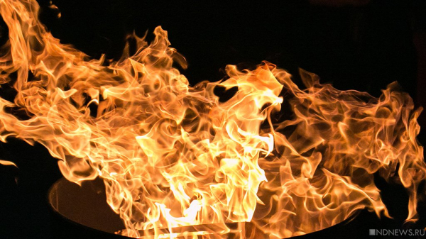 На Свердловской железной дороге загорелся товарняк