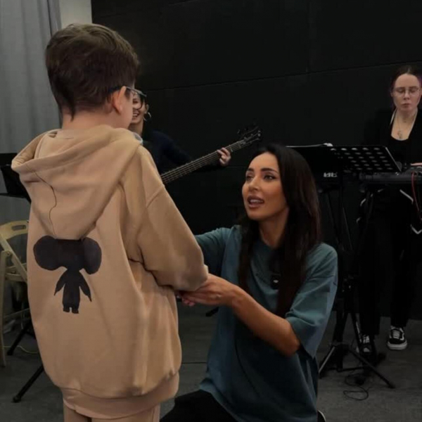 Алсу показала перед всем залом 9-летнего сына, лицо которого скрывала — непоседливый брюнет