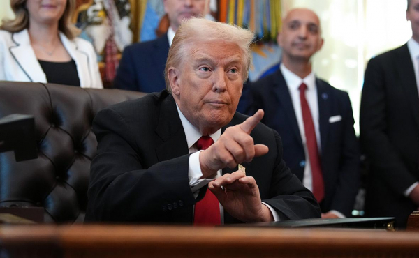 BBC извинилась перед Трампом, но отказалась выплачивать компенсацию
BBC извинилась перед Трампом, но отказалась выплачивать компенсацию