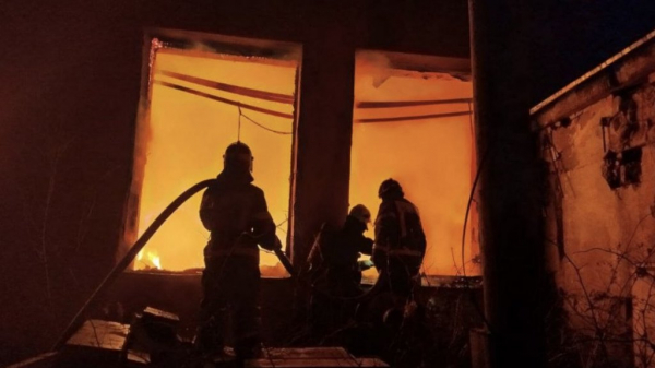 Пол Екатеринбургом крупный пожар – сгорел склад стройматериалов Пол Екатеринбургом крупный пожар – сгорел склад стройматериалов