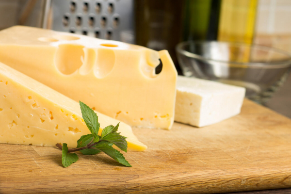 Как правильно хранить сыр в холодильнике, чтобы он не мок и не плесневел — забудьте про пакеты