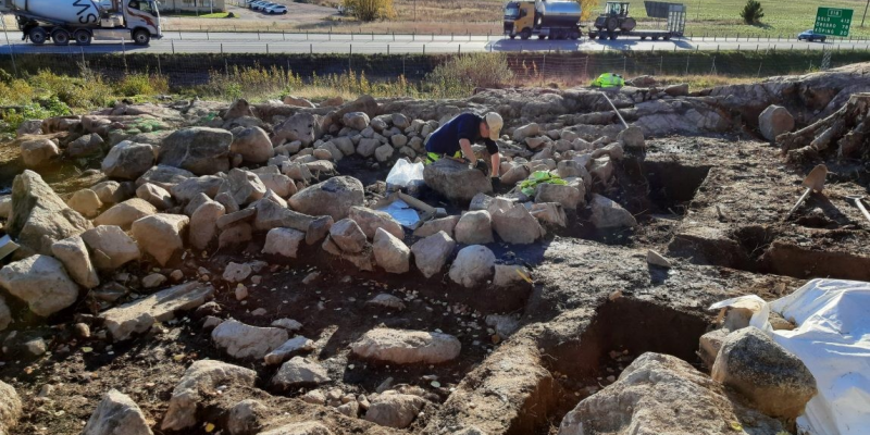 В Швеции нашли уникальные сокровища викингов — мечи, бусы и многое другое