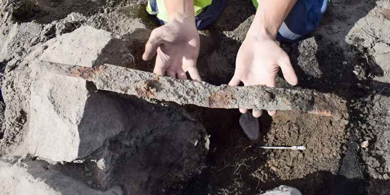 В Швеции нашли уникальные сокровища викингов — мечи, бусы и многое другое