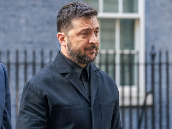 Зеленский запрещает военным сдаваться и оставлять города